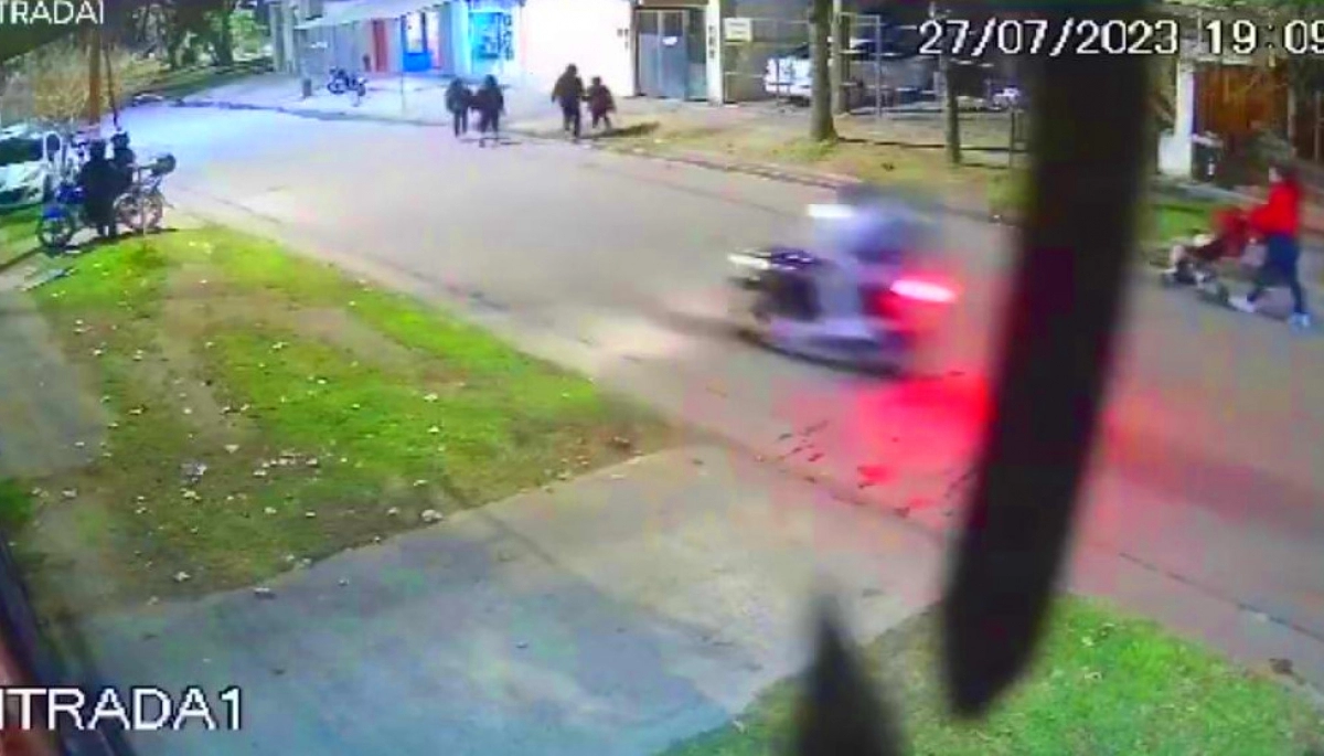 Correr para salvar la vida: madres y niños escaparon cuando motochorros armados asaltaron a una pareja