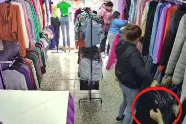 El terror de los comerciantes: en pocos segundos estas mecheras no dejaron ni las perchas