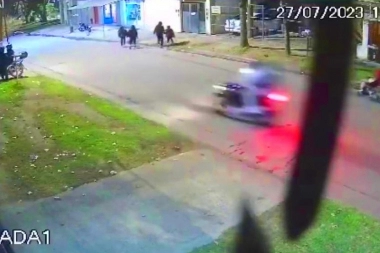 Correr para salvar la vida: madres y niños escaparon cuando motochorros armados asaltaron a una pareja