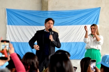Kicillof viajó a San Nicolás para respaldar a Cecilia Comerio en su interna
