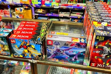 Y les pedimos yuanes: clausuraron local e incautaron $ 900 mil en "muñecos truchos" de origen chino