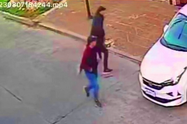 Tremendo robo al voleo: adulto mayor sorprendido cuando llegaba a su casa, lo revolcaron y le sacaron el auto