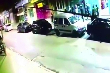 Demencial ataque piraña: 14 delincuentes atacaron a una mujer y le sustrajeron el auto