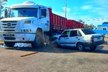 Derecho al hospital: chocó al auto de su ex, escapó y terminó debajo de un camión en el peaje