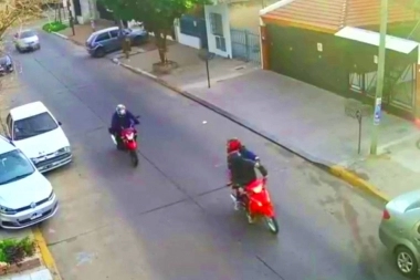 Dos en tres días: en la misma cuadra y a punta de pistola asaltaron a motoqueros que acabaron a pie