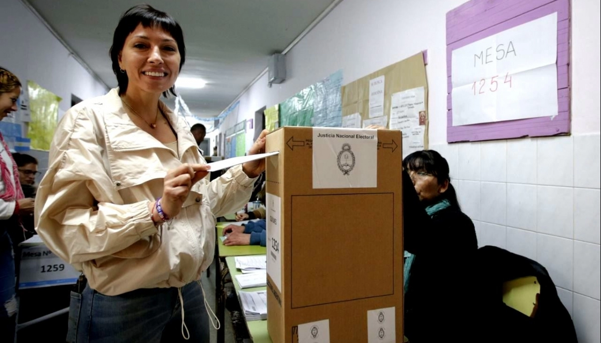 Mayra Mendoza votó en Quilmes y pidió a los ciudadanos que lo hagan “con amor y memoria”