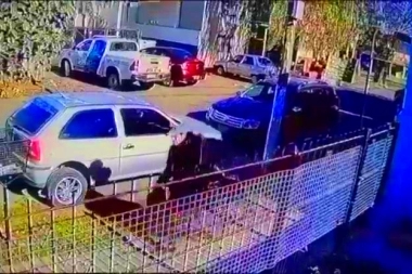 ¿Dormían la siesta? A las 3 de la tarde y enfrente de la comisaría, rompieron la vidriera y vaciaron una zapatería