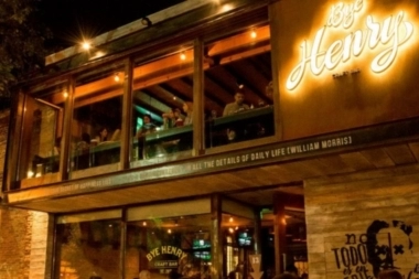 Boliches descontrolados en La Plata: patovicas de Bye Henry "arruinaron" a un hombre con tremenda golpiza