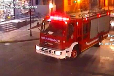 Conmoción en un barrio cuando se desató un tremendo incendio en una maderera