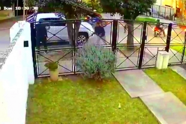 Una mujer y su hijo se encerraron en la 4x4 cuando los atacaron seis motochorros