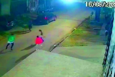 Correr entre las balas: seis niños quedaron en medio de un tiroteo entre vecino y motochorros