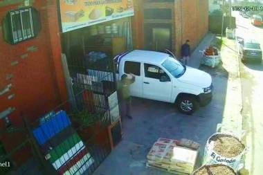 No descansan los sábados: ladrones armados le robaron la camioneta al proveedor de un corralón