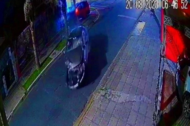 Escapaban en un auto robado y a toda velocidad chocaron de frente con otro vehículo