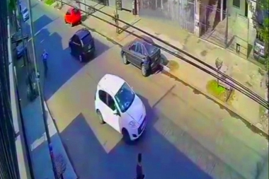 Fugó pedaleando: detuvieron el auto en una calle comercial y a punta de pistola robaron una bicicleta