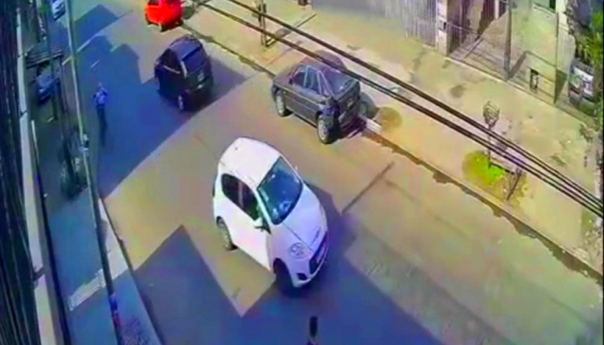 Fugó pedaleando: detuvieron el auto en una calle comercial y a punta de pistola robaron una bicicleta