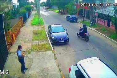 Motochorros enojados: no pudieron robar una camioneta, dieron vuelta a la manzana y regresaron a los tiros