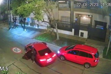 Distraído con el teléfono, les dio tiempo a dar una vuelta manzana antes de robarle el auto