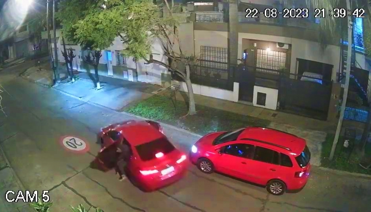 Distraído con el teléfono, les dio tiempo a dar una vuelta manzana antes de robarle el auto