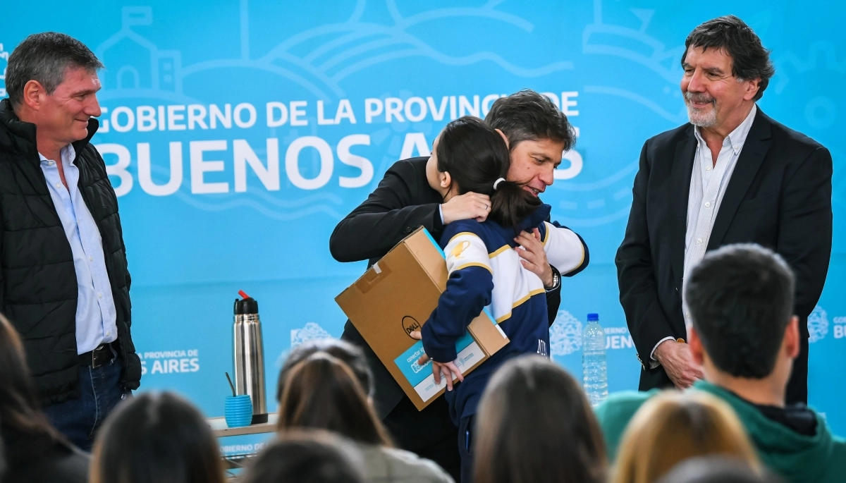 Kicillof visitó Lincoln y entregó 229 computadoras en el marco del programa “Conectar Igualdad”