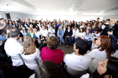 Cristina se reunió con médicos en un hospital en La Matanza y pidió la emergencia farmacológica