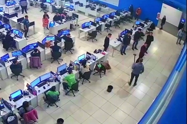 Le robaron el teléfono, se enojó y con una enorme maza fue al COM a pedir los videos del municipio