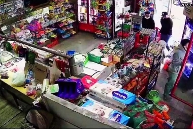 Están empoderados: con impunidad robaron un almacén familiar y se llevaron bebidas para hidratarse