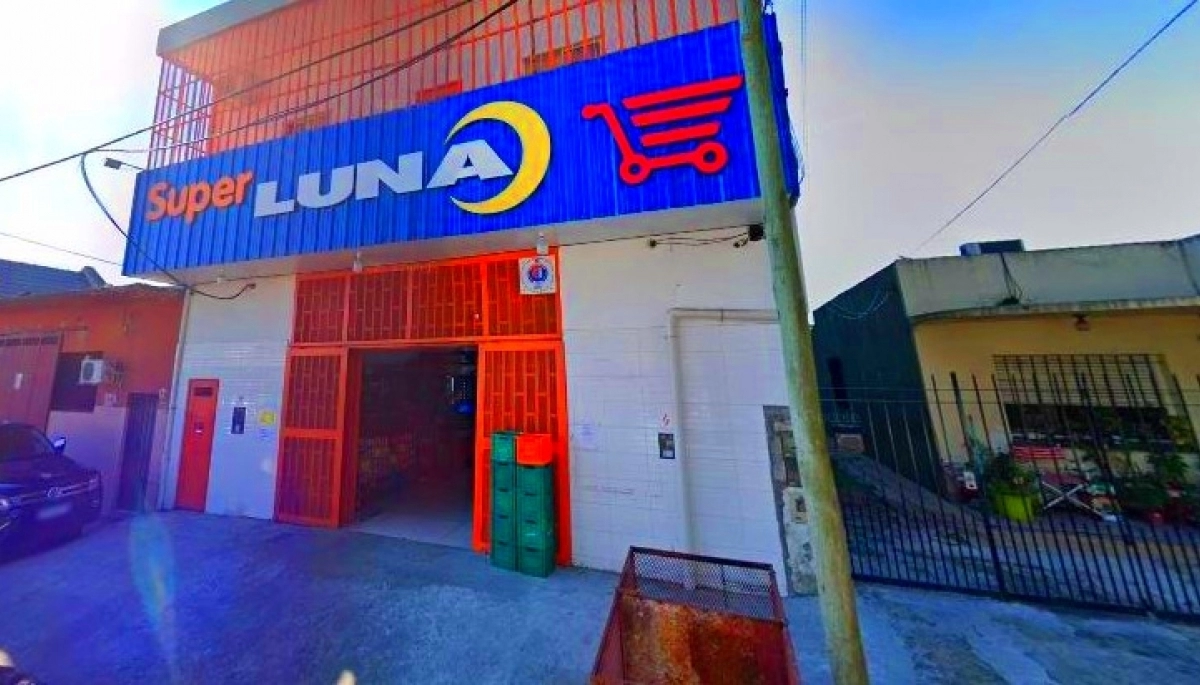 Se le calentó el pico: ladrón vació la caja del supermercado y se llevó cuatro packs de cervezas