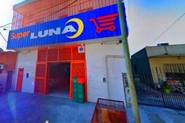 Se le calentó el pico: ladrón vació la caja del supermercado y se llevó cuatro packs de cervezas