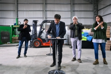 Visita de Kicillof a Tres Lomas: firmó convenios para el saneamiento del Basural Municipal
