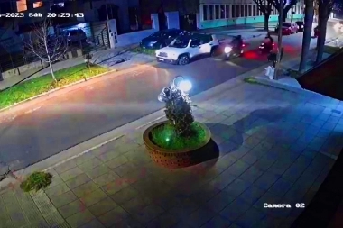 Jauría de rabiosos motochorros trompearon y patearon a las víctimas para robar una Jeep