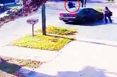 Que le hagan el ADN: con el pique corto y la cintura de Maradona, una joven gambeteó a los motochorros