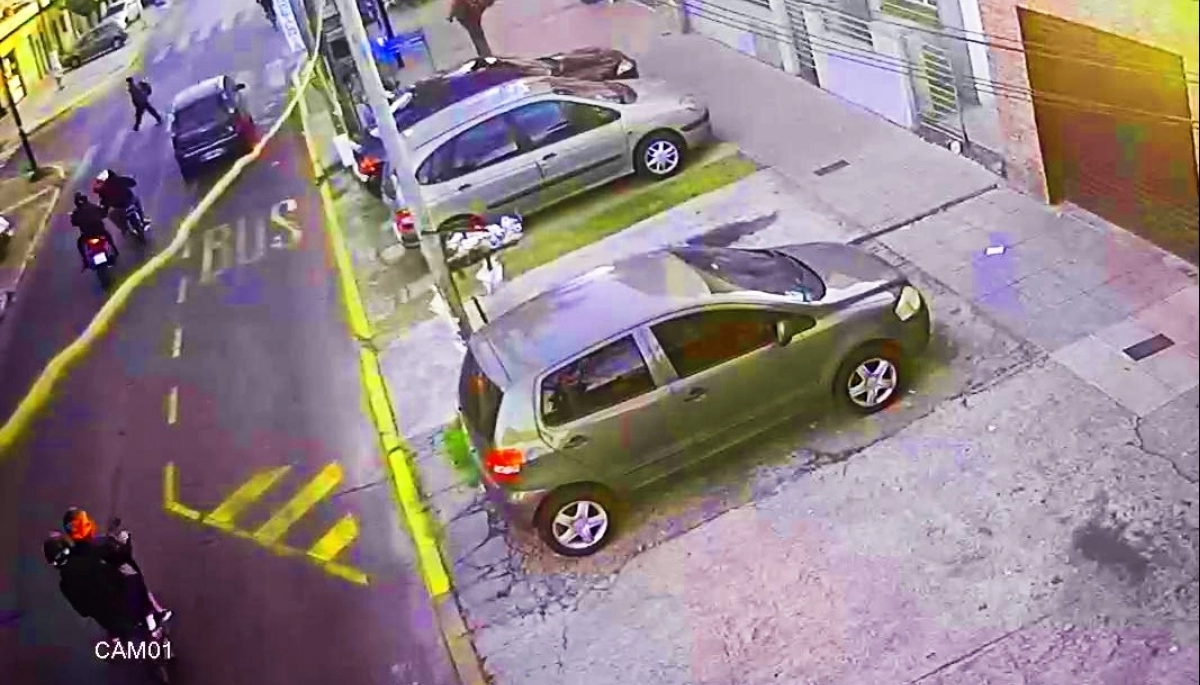 Son capaces de todo: en una calle doble mano y en movimiento, motochorros derribaron a motoquero