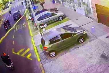 Son capaces de todo: en una calle doble mano y en movimiento, motochorros derribaron a motoquero