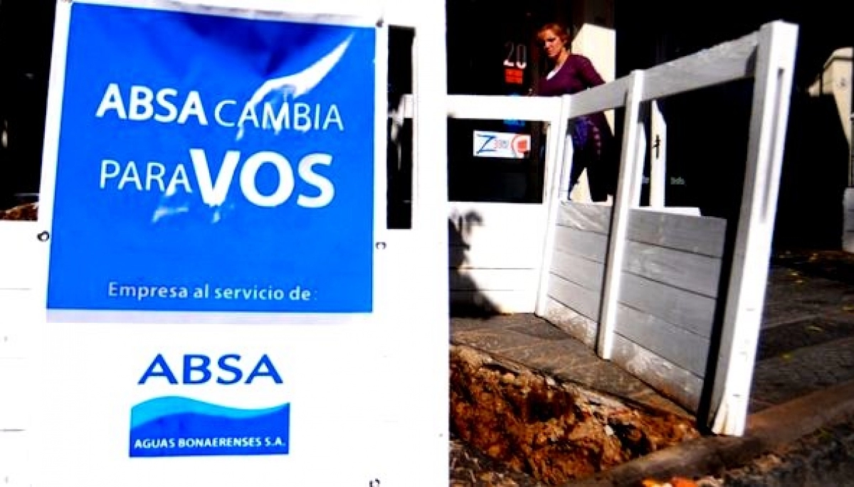 “Negligencia total”: vecinos de Bahía Blanca reclaman a ABSA por una cañería rota