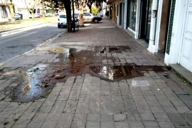 Más problemas con Absa: vecinos reclamaron casi 20 veces por una pérdida de agua