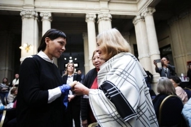 Mayra Mendoza encabezó un taller de inclusión digital junto al Banco Provincia