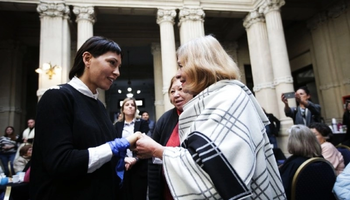Mayra Mendoza encabezó un taller de inclusión digital junto al Banco Provincia