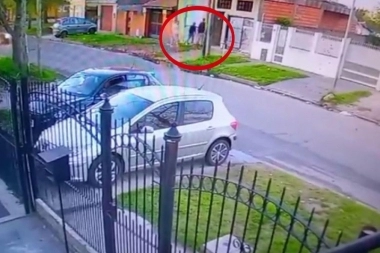 Video: estacionó en la puerta de su domicilio y le robaron el auto con la modalidad piraña