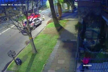 Video: escondido en la camioneta, sorprendió a la víctima cuando llegó a su domicilio