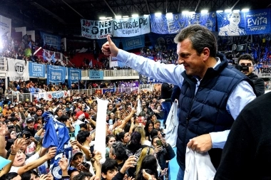 Massa recibió el apoyo de los movimientos sociales: pidió recorrer “casa por casa” para ganar la elección