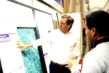 Garro recorrió los stands de “La Plata Construye” y pidió “apoyar a los que generan trabajo”