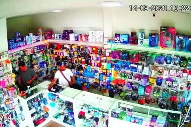 Durante un terrible asalto, dos ladrones encañonaron a una joven con una escopeta recortada