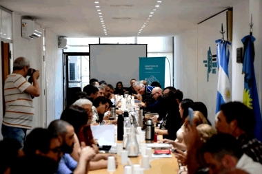 En medio de reclamos salariales, Kicillof vuelve a postergar paritarias con docentes, estatales y judiciales