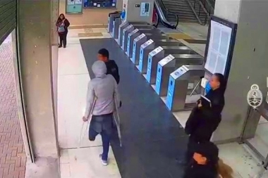 Abusador detenido: manoseó a una joven en el tren y ella se defendió con la bicicleta