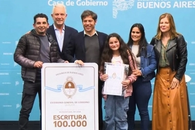 Kicillof entregó la escritura 100.000 de su gestión del programa “Mi Escritura, Mi Casa”