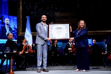Abel Pintos recibió la mención de Honor Juan Bautista Alberdi en Diputados: cantó el Himno