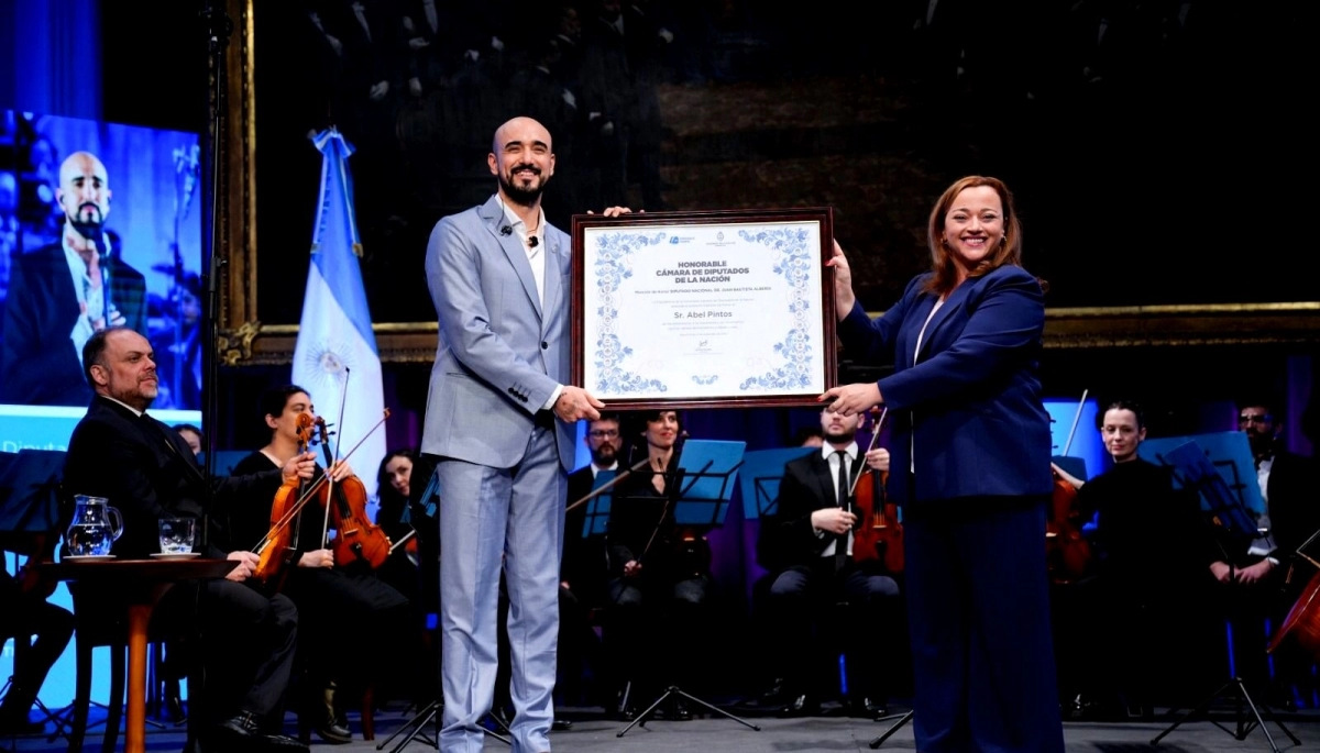 Abel Pintos recibió la mención de Honor Juan Bautista Alberdi en Diputados: cantó el Himno