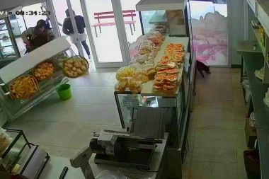 Video: con un pistolón de doble cañón amenazó a las vendedoras, cuando fugó hizo un desastre