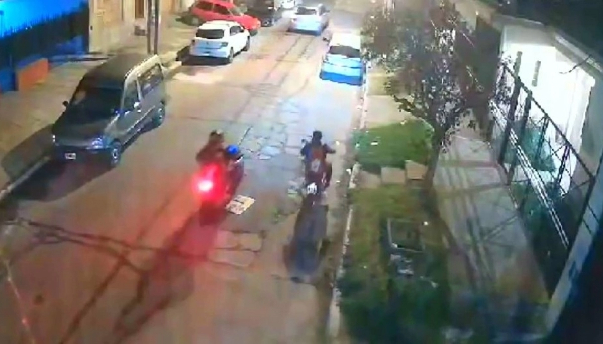 Video del ataque: le intentaron robar la moto, la abandonó sin llaves y escapó a la carrera