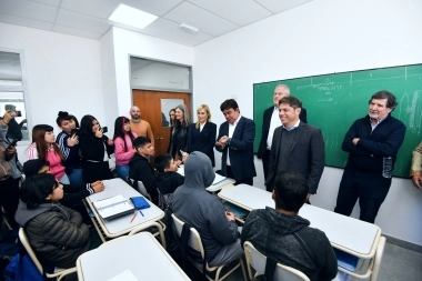Kicillof visitó a Espinoza e hizo foco en el “compromiso y prioridad” de la Provincia con la educación